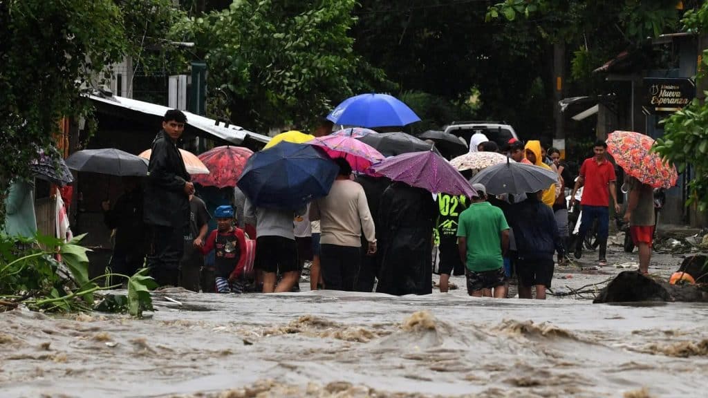 Sara avanza hacia Belice con lluvias torrenciales y riesgo de desastres.