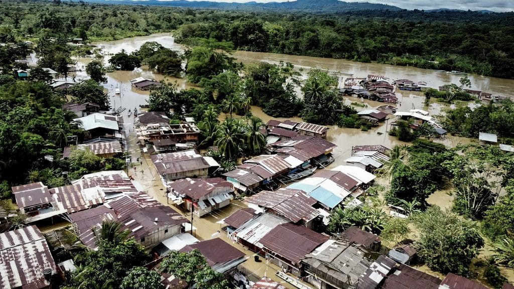 Las intensas lluvias reportadas en Colombia, durante las últimas 48 horas, han dejado a miles de evacuados en el Chocó y La Guajira.