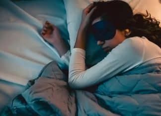 Dormir suficiente previene problemas en la vejez, revela estudio