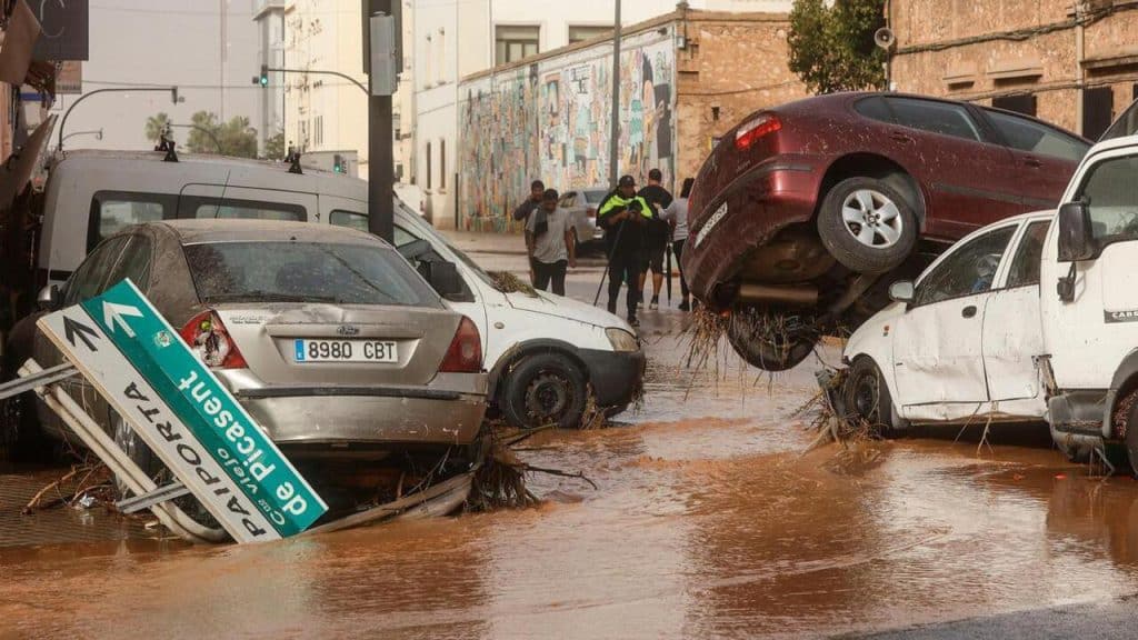 Inundaciones, vehículos amontonados y el colapso de un puente es el resultado de los efectos de la Dana en Cataluña.