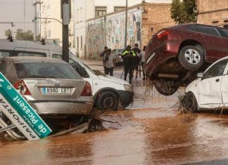 Efectos de la DANA causa fuertes inundaciones en Cataluña, España Inundaciones, vehículos amontonados y el colapso de un puente es el resultado de los efectos de la Dana en Cataluña.