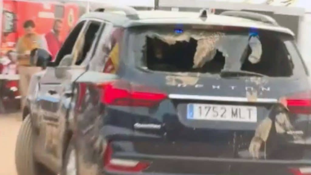 Los protestantes golpearon con palos y piedras el automotor del presidente de España, Pedro Sánchez.