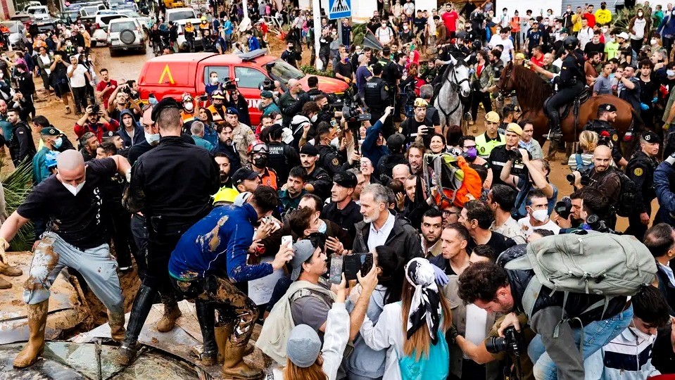 La comitiva de representantes de España, liderada por el rey Felipe VI y el presidente Pedro Sánchez, fue acorralada por las víctimas de la DANA.