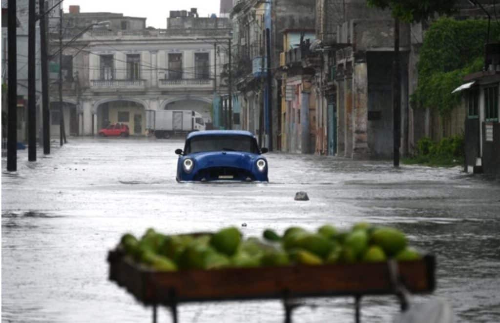 Rafael se convirtió en una tormenta tropical de categoría 3 y se enrumba hacia el golfo de México.