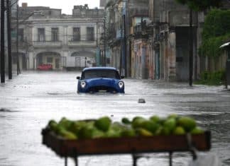 Huracán Rafael sale de Cuba y se dirige hacia el golfo de México Rafael se convirtió en una tormenta tropical de categoría 3 y se enrumba hacia el golfo de México.