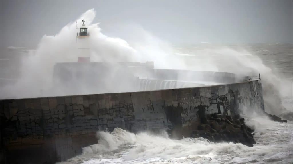 Las zonas más afectadas por la tormenta Bert son Gales y el sur de Inglaterra amenazando con trasladarse a España.
