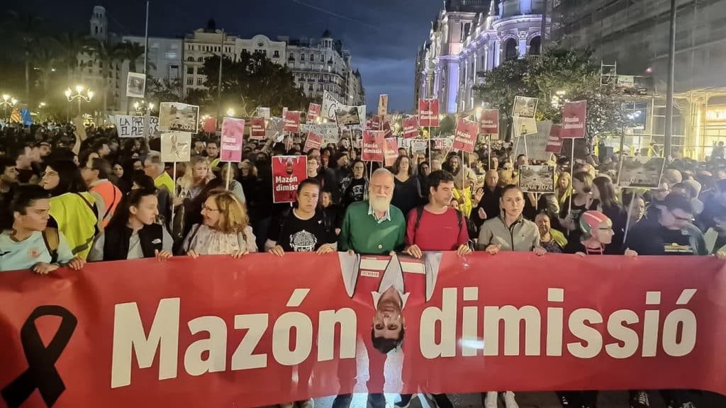 Valencianos piden responsabilidades políticas para Mazón a quien clasifican de negligente ante la crisis provocada por la DANA.