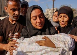 Médico británico acusa a Israel de disparar a la cabeza a niños palestinos El Ejército de Israel dispara “deliberadamente” en la cabeza de niños palestinos considerados como “objetivos” en la Franja de Gaza.