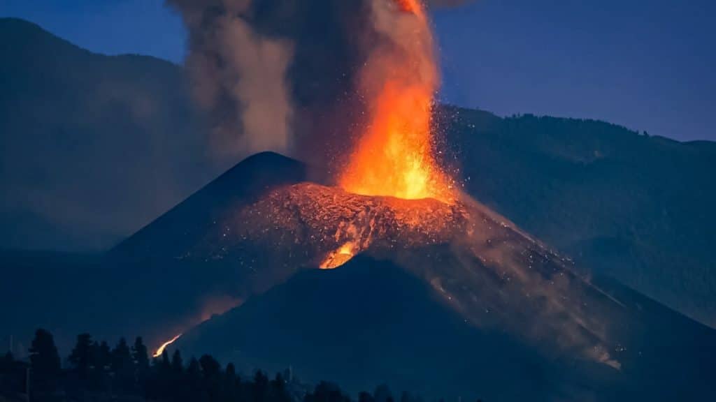 Nuevamente entra en erupción el Monte Lewotobi Laki-laki, su última erupción se produjo el 3 de noviembre, causando la muerte de 9 personas