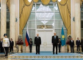 Putin estrecha vínculos estratégicos durante su visita en Kazajistán Kasym-Yomart Tokáyev, presidente de Kazajistán recibió a Putin en Astaná, previo a la firma de múltiples acuerdos con Moscú.
