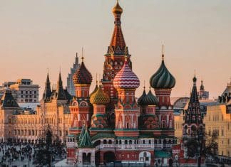 Rusia amplía lista de exclusión contra Reino Unido Rusia amplió su lista de exclusión, prohibiendo la entrada a varios políticos, militares y periodistas británicos.