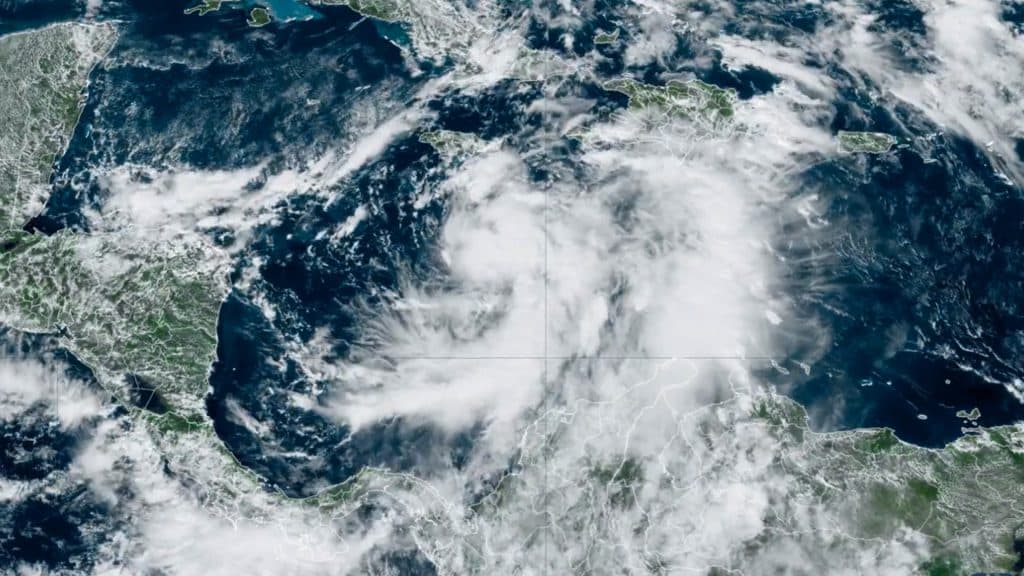 Tormenta tropical Rafael afectará Jamaica, Islas Caimán y Cuba.