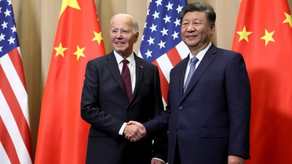 Xi Jinping y Joe Biden dialogan en el marco de la Cumbre APEC en Perú.