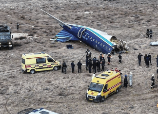 Azerbaiyán declara duelo nacional tras trágico accidente aéreo en Kazajistán Hasta el momento se presume que posible colisión de aves pudo haber generado el accidente.