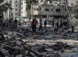 Bombardeos israelíes continúan asesinando palestinos en Gaza Rescatistas trabajan para recuperar cuerpos bajo los escombros en Gaza, tras bombardeos del ejército israelí.