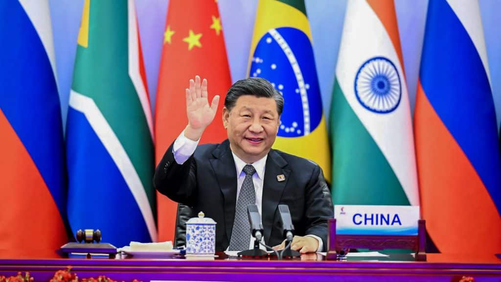 EEUU amenaza a los BRICS con imponer el 100% de aranceles si deciden crear una moneda alternativa para descartar el uso del dólar.