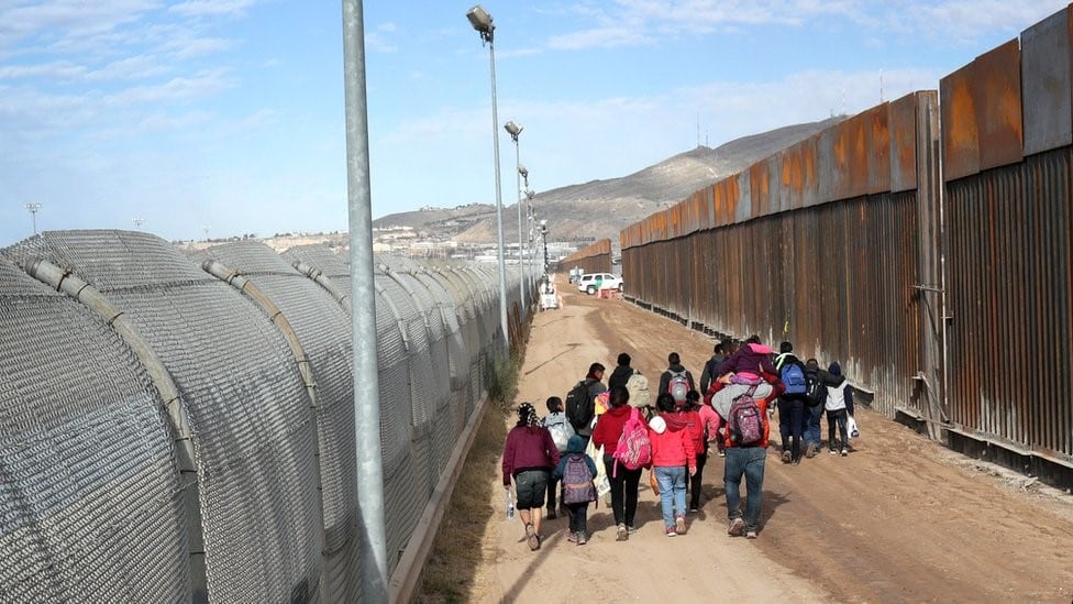 Los críticos consideraron el inicio de la construcción del muro ineficaz, divisivo y un símbolo de xenofobia.