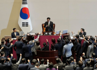 Parlamento de Corea del Sur destituye al presidente interino La destitución del presidente interino del Corea del Sur, se da dos semanas después de su nombramiento.