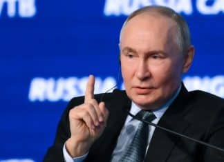 Putin: «La economía rusa experimenta un cambio estructural significativo» El presidente Vladímir Putin inauguró este miércoles el 15.º Foro de Inversiones del banco VTB, titulado "Rusia está llamando", en Moscú.