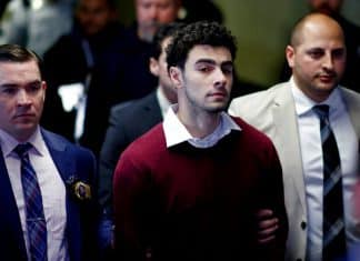 Luigi Mangione niega los cargos de asesinato del CEO de UnitedHealthcare Luigi Mangione comparece ante el tribunal acusado de asesinar a Brian Thompson, CEO de UnitedHealthcare.