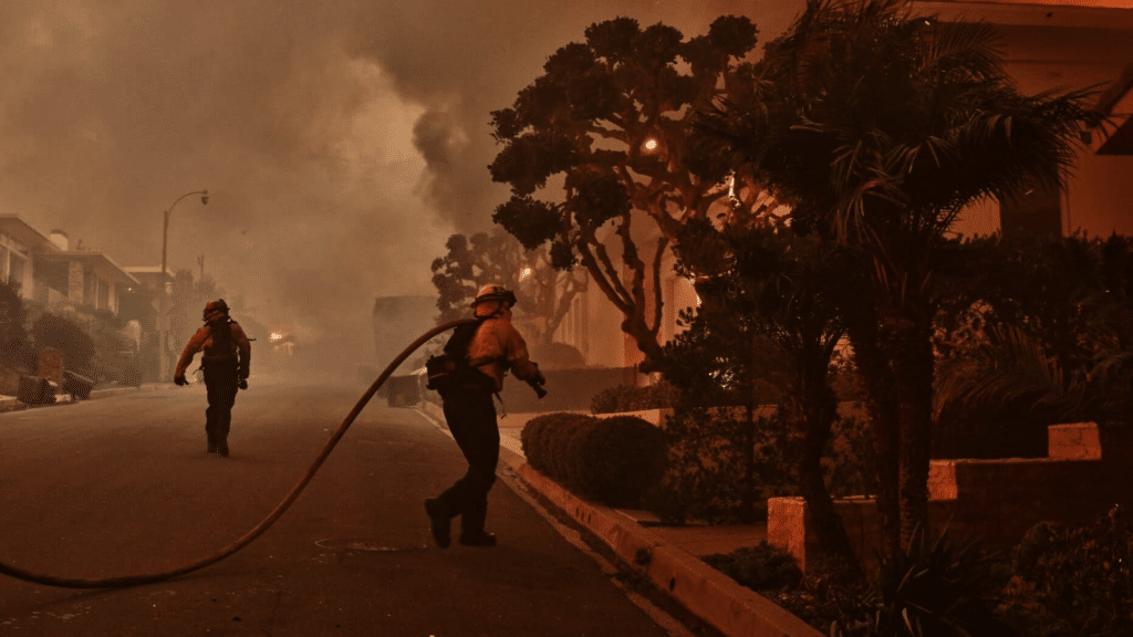 La empresa Maxar Technologies difundió imágenes satelitales del área devastada por los incendios forestales en Los Ángeles, California.