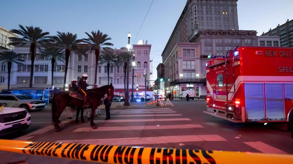 Dos agentes policiales reciben disparos del atacante que atropelló a varias personas en New Orleans, EEUU.