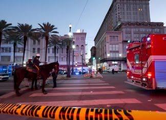 Atropello masivo en EEUU deja 10 muertos y decenas de heridos Dos agentes policiales reciben disparos del atacante que atropelló a varias personas en New Orleans, EEUU.