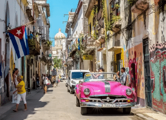 China insta el levantamiento total del bloqueo y las sanciones contra Cuba China celebra la eliminación de Cuba de la lista de "patrocinadores del terrorismo" y llama a levantar el bloqueo.