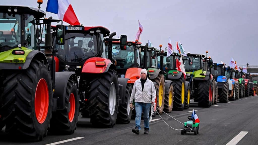 Políticas del gobierno de Macron son rechazadas por granjeros, mediante el bloqueo de carreteras en señal de protesta.