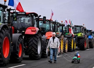 Granjeros franceses protestan contra las políticas de Macron Políticas del gobierno de Macron son rechazadas por granjeros, mediante el bloqueo de carreteras en señal de protesta.
