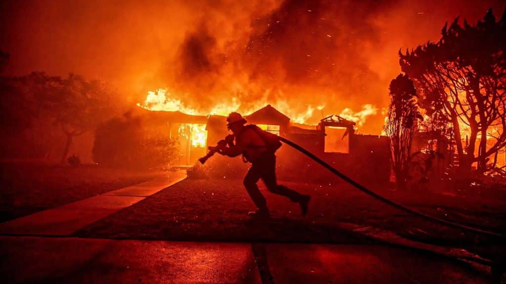 Gavin Newsom, gobernador del Estado de California detalló que EEUU vive su peor desastre natural, tras incendio forestal.