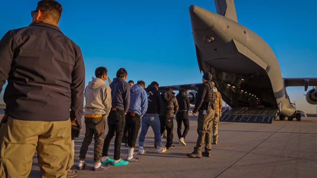 Avión militar que repatriaba migrantes no despega por problemas administrativos y México defiende su postura.