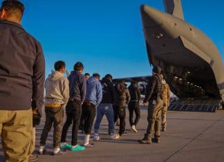 México rechaza afirmación de EEUU de supuesto bloqueo a avión militar con migrantes Avión militar que repatriaba migrantes no despega por problemas administrativos y México defiende su postura.