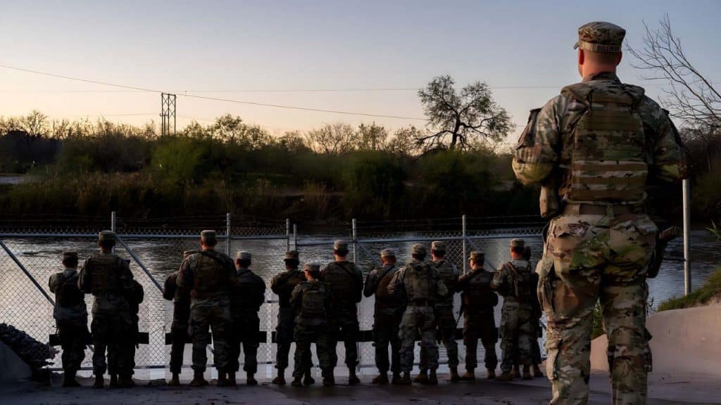 Trump ordena el despliegue de militares en la frontera sur que limita con México.