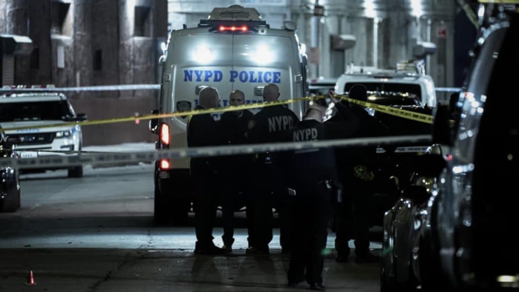 Tiroteo masivo en Queens deja diez personas heridas durante un ataque indiscriminado.