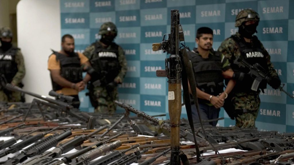 Fabricantes de armas en EEUU, podrían ser considerados por México como “cómplices” de terrorismo, según Sheinbaum.