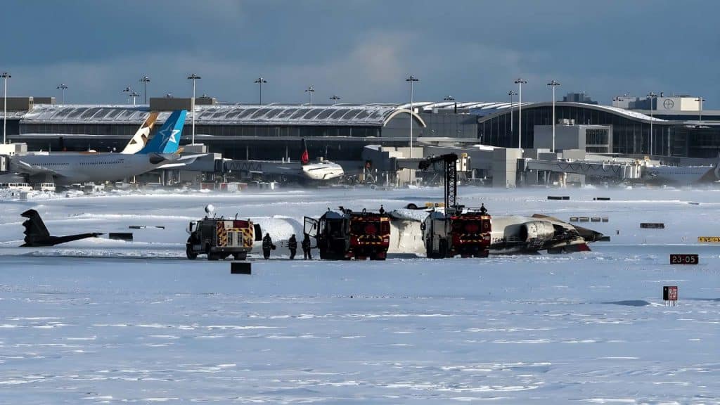 Pasajeros graban el dramático momento tras el vuelco del vuelo de Delta Airlines en Toronto.