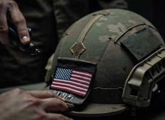 Soldados ucranianos queman insignias con la bandera de EEUU Insignias de EEUU quemadas por militares ucranianos.