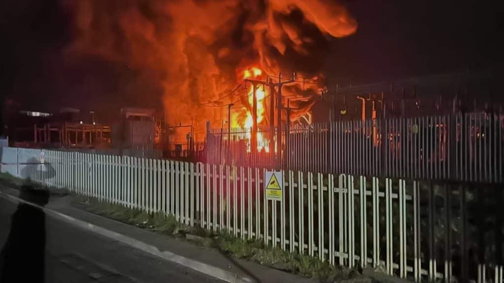 Incendio en subestación eléctrica en Hayes, al oeste de Londres, provoca cancelación de vuelos, tras cierre de aeropuerto.