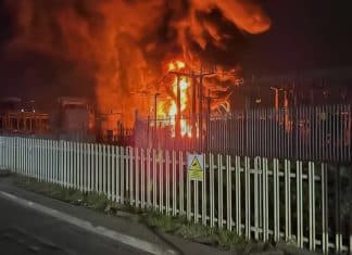 Aeropuerto de Londres cancela vuelos por incendio en subestación eléctrica Incendio en subestación eléctrica en Hayes, al oeste de Londres, provoca cancelación de vuelos, tras cierre de aeropuerto.