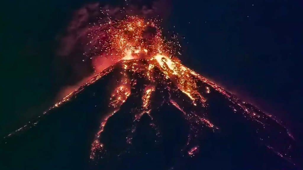 Emisión de alertas en zonas aledañas al Volcán de Fuego en Guatemala, provoca suspensión de clases y masivas evacuaciones.