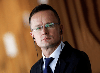 Hungría advierte aislamiento de la UE en la política mundial Hungría y Eslovaquia se oponen al envío de 40.000 millones de euros en ayuda militar a Ucrania.