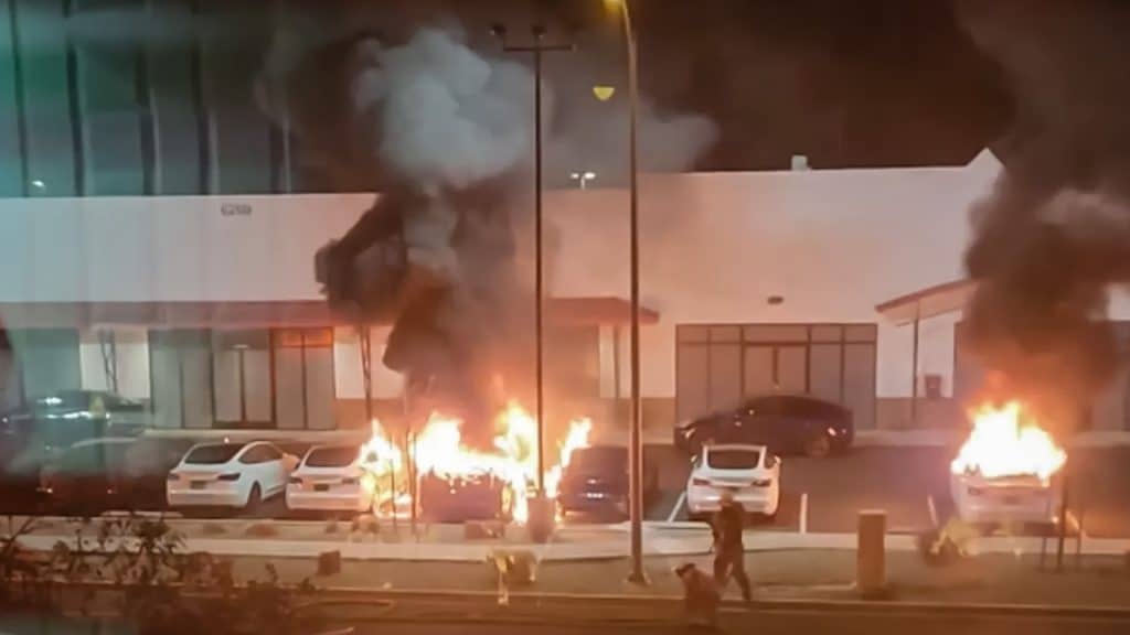 Personas arrestadas durante protestas de rechazo contra de Elon Musk y su empresa Tesla, podrían ser llevados al CECOT en El Salvador.