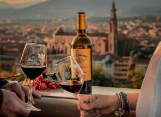 Trump amenaza a la UE con incrementar aranceles al vino y el champagne Trump amenaza a la UE con el 200% de impuestos a bebidas alcohólicas si no se retracta de la medida contra el Whisky estadounidense.