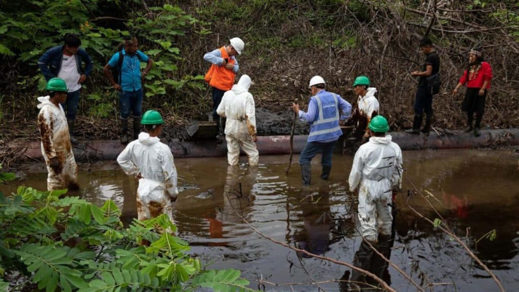 Derrame de crudo en Ecuador, amenaza a Colombia con extender daños ambientales a fuentes hídricas de abastecimiento en Esmeraldas.