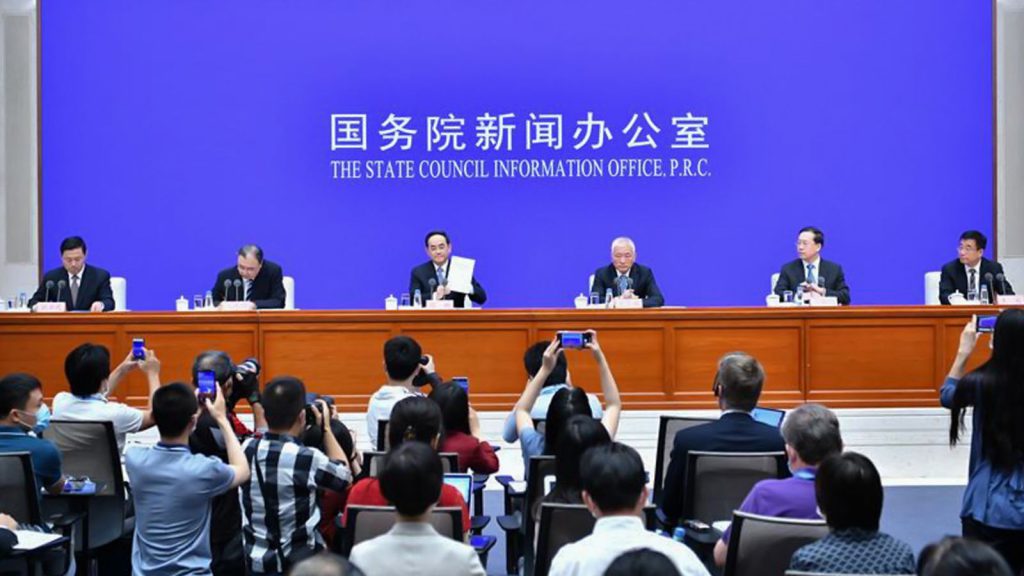 China presenta libro blanco sobre COVID-19 y llama a la cooperación científica internacional, la transparencia y a la responsabilidad global