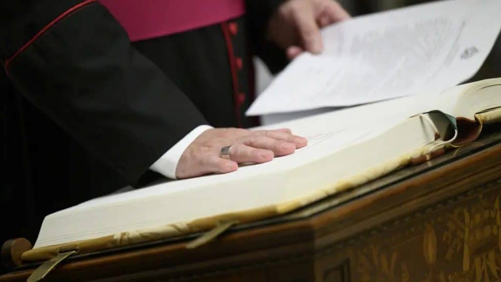 Un cardenal jura guardar secreto sobre las deliberaciones del cónclave. Simone Risoluti / EFE