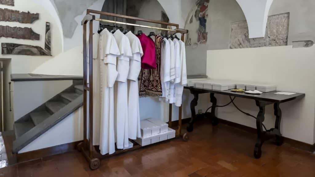 Los hábitos papales que vestirá el sucesor de Francisco, en la sacristía del Vaticano. VATICAN MEDIA