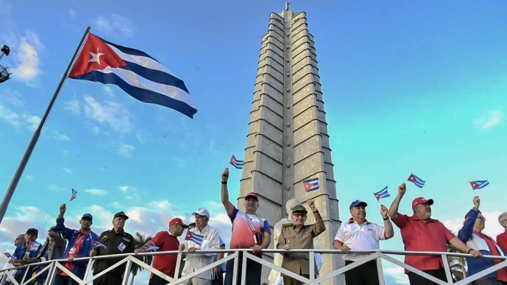 Miles de ciudadanos se movilizan bajo la consigna “Por Cuba juntos creamos”.