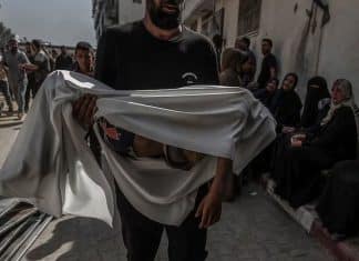 Israel bombardea escuela y asesina a decenas de niños en Gaza